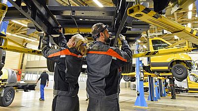 Munkások dolgoznak a Ford kölni autógyárában 2018. október 9-én – képünk illusztráció.