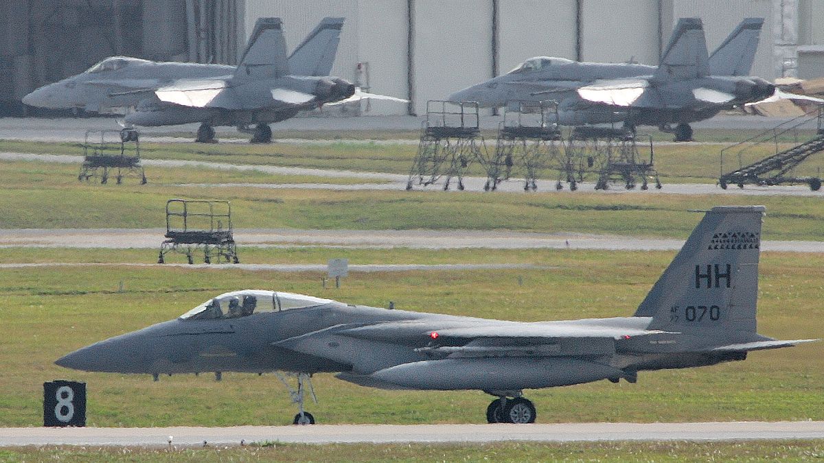طائرة من طراز F-15 على مدرج المطار بعد هبوطها في قاعدة كادينا الجوية في أوكيناوا في اليابان.