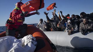 العفو الدولية تحثّ الاتحاد الأوروبي على "تغيير" نهجه بشأن إعادة المهاجرين غير النظاميين إلى ليبيا