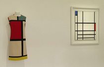Diálogo entre un vestido de Yves Saint Laurent y un cuadro de Piet Mondrian en el Centro Pompidou