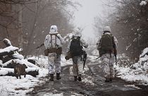 Soldados ucranianos caminan en la línea de separación de los rebeldes prorrusos cerca de Katerinivka, región de Donetsk, Ucrania, 7 de diciembre de 2021.