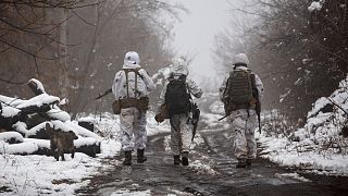 Soldados ucranianos caminan en la línea de separación de los rebeldes prorrusos cerca de Katerinivka, región de Donetsk, Ucrania, 7 de diciembre de 2021.
