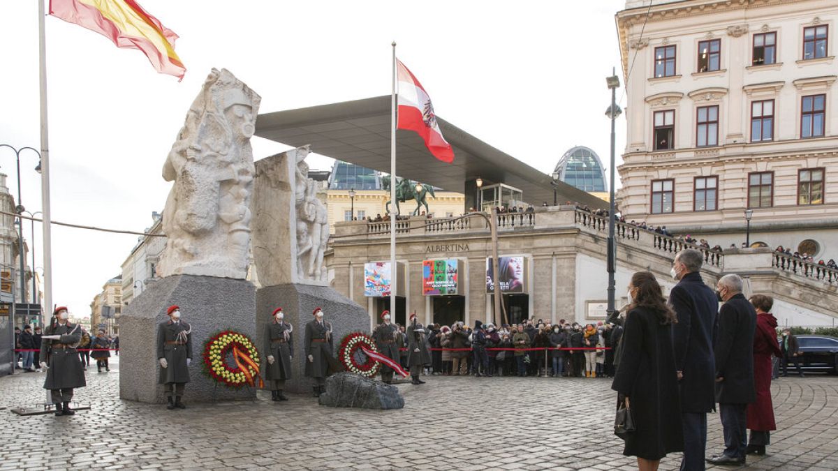 Los reyes de España junto al presidente de Austria y su esposa en el monumento contra la guerra y el fascismo de Viena