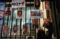 Une femme affiche des photos de journalistes assassinés lors d'une manifestation nationale pour dénoncer les meurtres de Lourdes Maldonado et de Margarito Martínez, à Mexico.