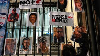 Une femme affiche des photos de journalistes assassinés lors d'une manifestation nationale pour dénoncer les meurtres de Lourdes Maldonado et de Margarito Martínez, à Mexico.