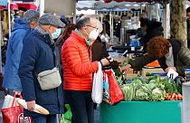 Personnes portant un masque sur un marché à St-Jean-de-Luz (sud-ouest de la France), le 14/01/2022