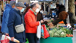 Personnes portant un masque sur un marché à St-Jean-de-Luz (sud-ouest de la France), le 14/01/2022