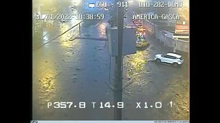Água e lama invadem as ruas de La Gasca, em Quito