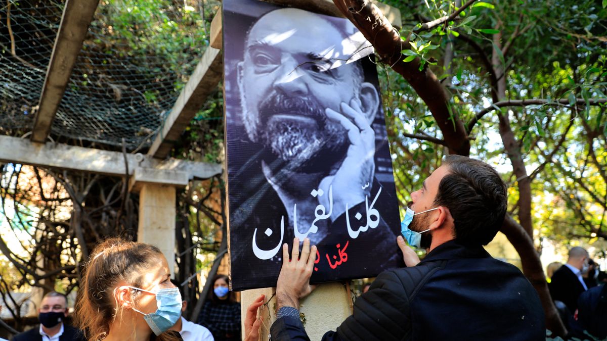 صورة للناشط والكاتب اللبناني لقمان سليم مكتوب عليها بالعربية "كلنا لقمان" خلال حفل تأبين في الضاحية الجنوبية لبيروت.