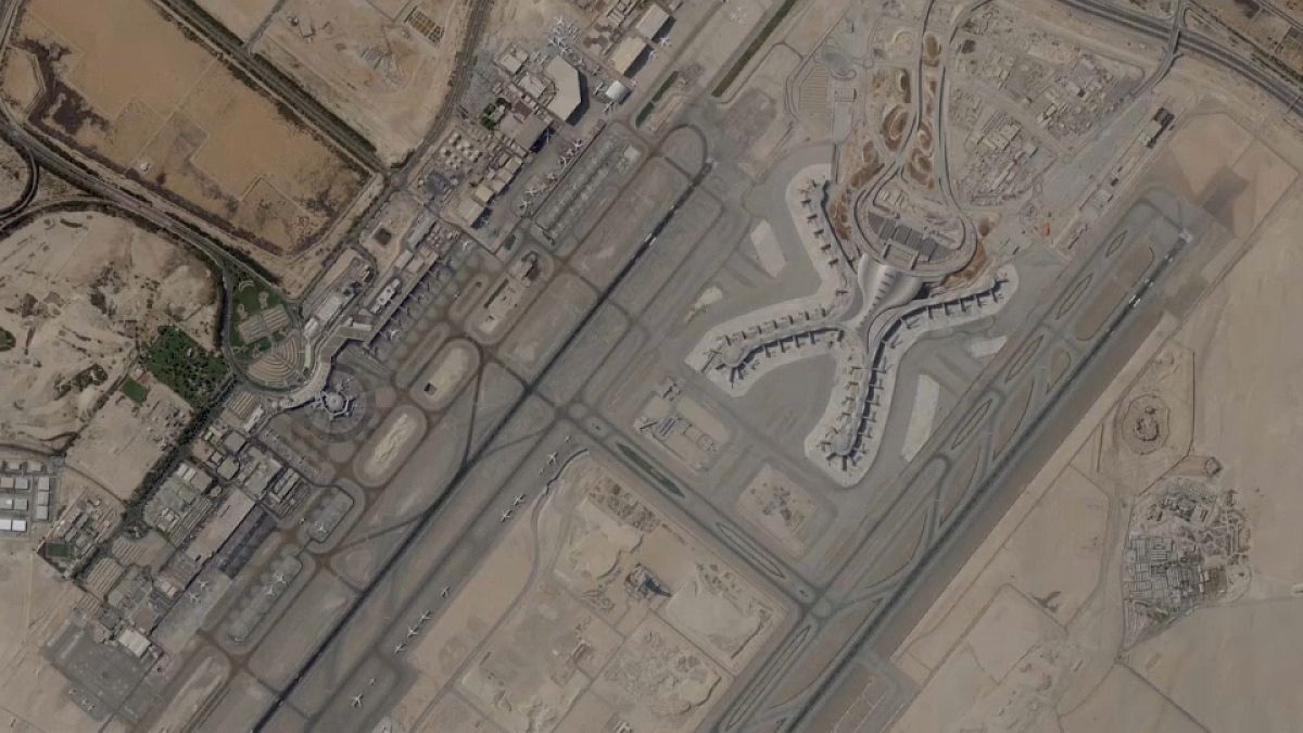 صورة أقمار اصطناعية لمطار أبو ظبي الدولي في 8 ديسمبر 2021 التقطتها شركة بلانت بلاس 