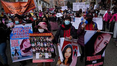 متظاهرون يحملون صورا لنساء مقتولات ومختفيات للاحتجاج على العنف ضد المرأة في لاباز، بوليفيا. الاثنين 31 يناير 2022