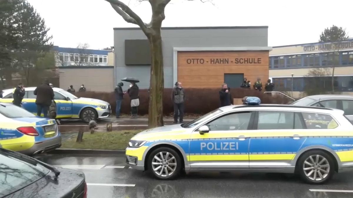 Police and special forces in front of the Otto-Hahn school in the district of Jenfeld.
