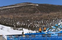 As encostas junto à pista de snowboard de Pequim2022 revelam a falta de neve natural