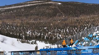As encostas junto à pista de snowboard de Pequim2022 revelam a falta de neve natural