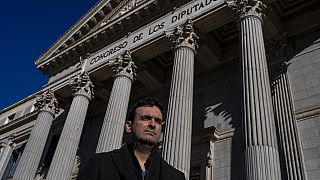 Miguel Hurtado, víctima de abusos que ha hecho campaña contra la impunidad, ante el Congreso de la Diputados, Madrid, España