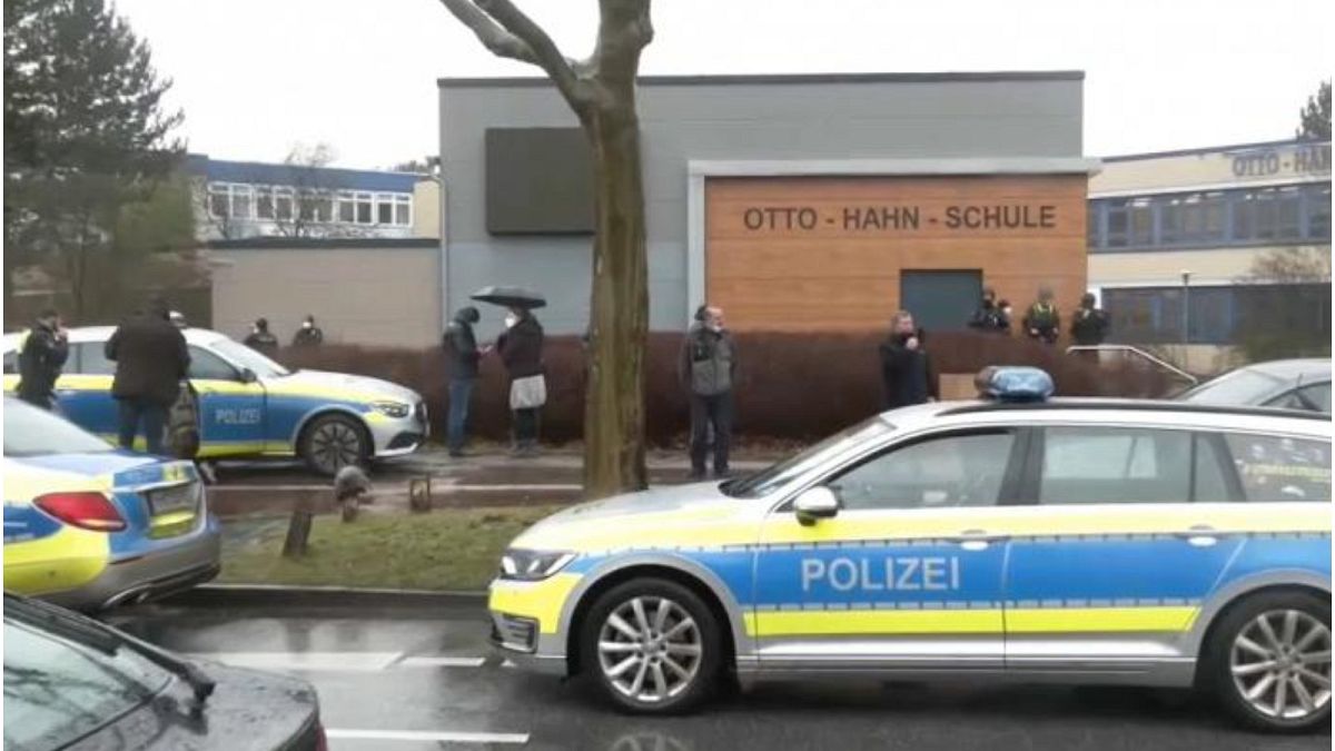 سيارة للشرطة الألمانية أمام مدرسة في مدينة هامبرغ 