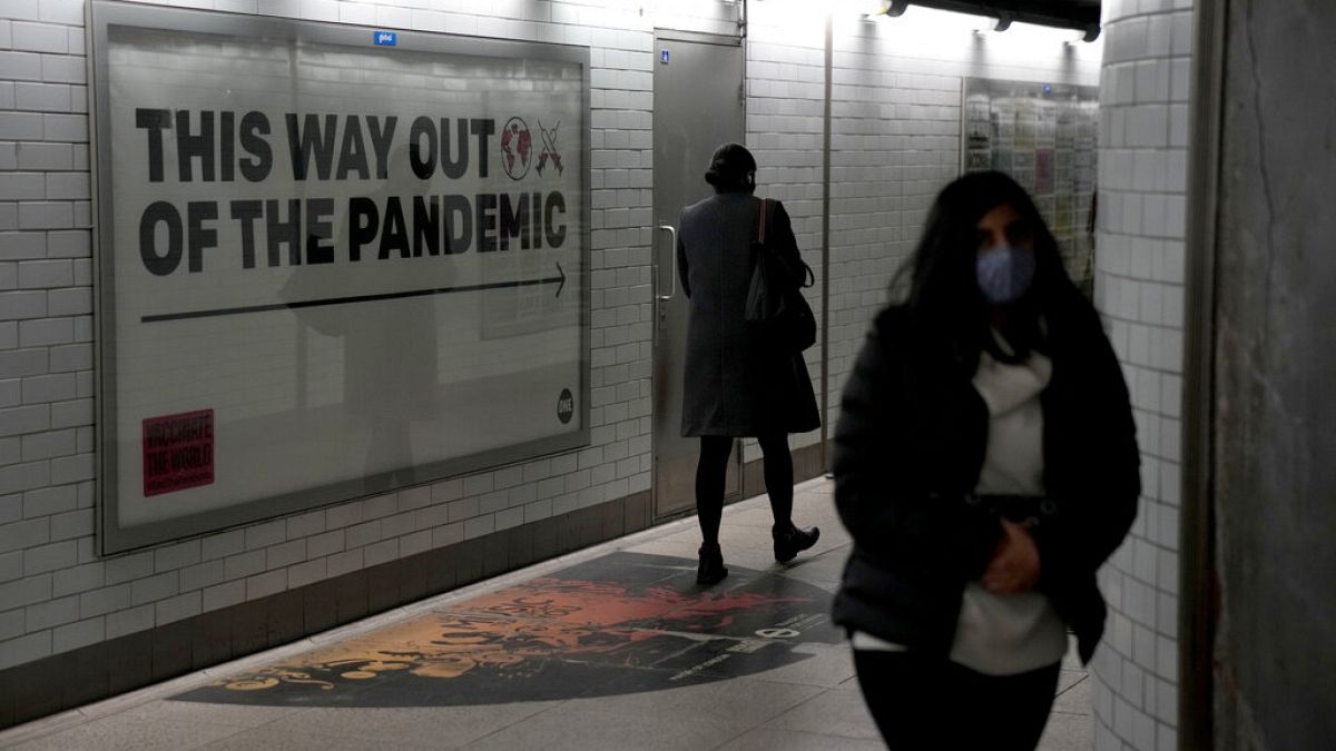 NHS Poster in einer Londoner U-Bahn: Ab Donnerstag entfällt in ganz Großbritannien die Maskenpflicht.