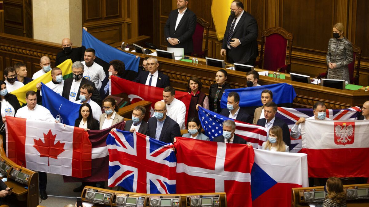 Ukraynalı milletvekilleri ülkelerine destek olan ulusların bayraklarını açtı