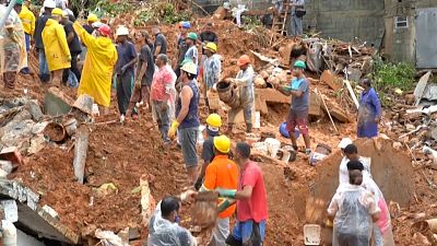فيديو: فرق الطوارئ البرازيلية تزيح الأوحال والأنقاض في بلدة ضربتها انهيارات أرضية