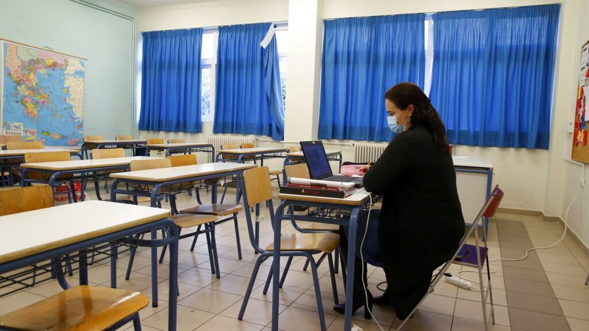 Καθηγήτρια κατά τη διάρκεια τηλεκπαίδευσης σε γυμνάσιο της Αθήνας