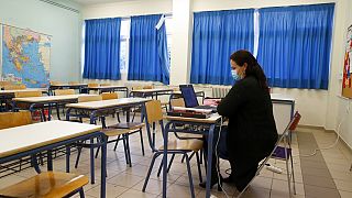 Καθηγήτρια κατά τη διάρκεια τηλεκπαίδευσης σε γυμνάσιο της Αθήνας