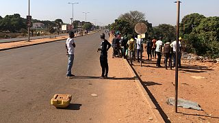 Algumas pessoas assistem de longe ao ataque ao Palácio do Governo em Bissau