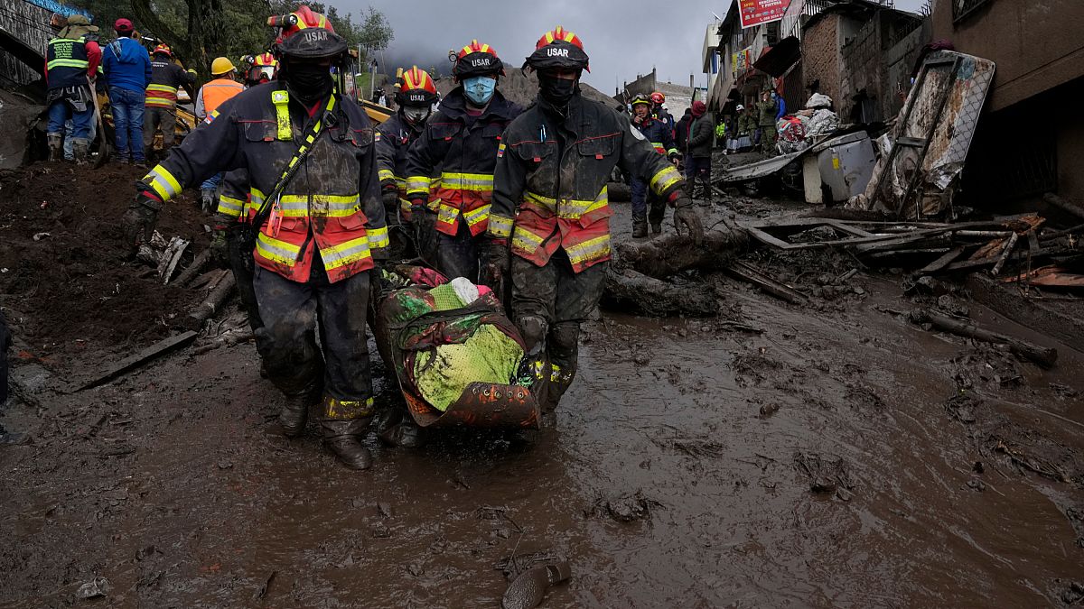 Rescatistas desentierran los cuerpos atrapados tras el alúd de tierra que afectó La Gasca de Quito y otros varios de la capital de Ecuador, el 1 de febrero de 2022. 