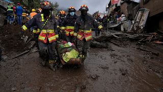 Rescatistas desentierran los cuerpos atrapados tras el alúd de tierra que afectó La Gasca de Quito y otros varios de la capital de Ecuador, el 1 de febrero de 2022.
