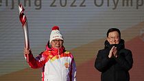  Luo Zhihuan, ex-patineur de vitesse (à g.) et Han Zheng, vice-Premier ministre, pour le début du relais de la flamme olympique à Pékin, le 02/02/2022