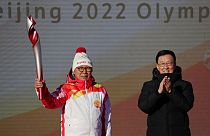 Первый факелоносец Луо Чжихуань принял символ Игр от вице-премьера Китая Хань Чжэна
