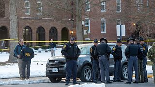 الشرطة الأمريكية تحقق بعد إطلاق النار على كلية بريدج ووتر في بريدج ووتر، فيرجينيا. الثلاثاء 1 فبراير 2022