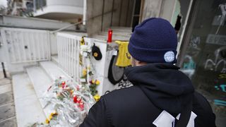 Θεσσαλονίκη: Πολίτες αφήνουν λουλούδια στο σημείο όπου έπεσε νεκρός ο 19χρονος Άλκης