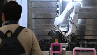 Hagymakarikákat sütő robot a pekingi téli olimpia médiaközpontjában