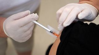 Beoltanak egy férfit a Pfizer Comirnaty-vakcina harmadik, emlékeztető adagjával Miskolcon 