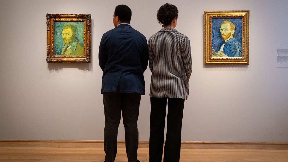 Cотрудники галереи Курто в Лондоне рассматривают два автопортрета Ван Гога во время показа для СМИ выставки «Автопортреты Ван Гога» в галерее  1 февраля 2022 года. 