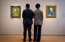 Cотрудники галереи Курто в Лондоне рассматривают два автопортрета Ван Гога во время показа для СМИ выставки «Автопортреты Ван Гога» в галерее  1 февраля 2022 года.