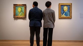 Cотрудники галереи Курто в Лондоне рассматривают два автопортрета Ван Гога во время показа для СМИ выставки «Автопортреты Ван Гога» в галерее  1 февраля 2022 года. 