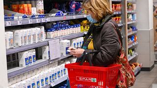 Die Regierung in Ungarn hat angesichts der Inflation einen Preisstopp für verschiedene Grundnahrungsmittel angekündigt.