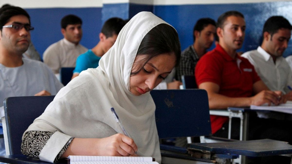 پیش از به قدرت رسیدن طالبان در افغانستان، زنان و مردان افغان با هم تحصیل می‌کردند
