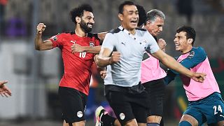 المهاجم المصري محمد صلاح يحتفل بعد فوز منتخب بلاده في ربع نهائي كأس الأمم الأفريقية 2021 على المغرب في ياوندي يوم 30 يناير 2022.