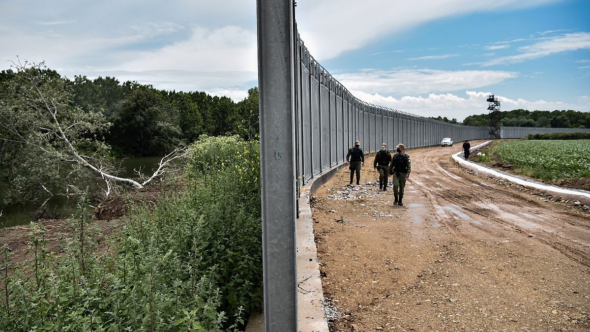 ضباط الشرطة يقومون بدوريات على طول السياج الفولاذي على طول نهر إفروس على الحدود النهرية اليونانية مع تركيا.