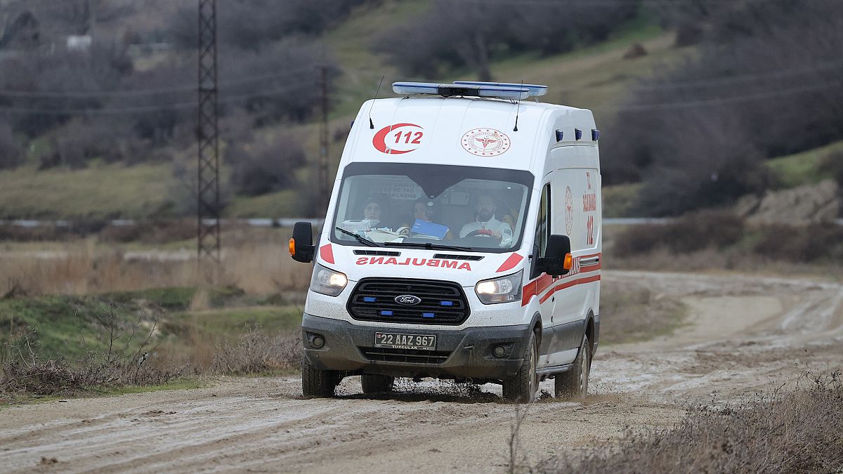 Edirne'de göçmenleri kurtarmaya giden bir ambulans