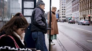 Eine Bushaltestelle in Kopenhagen: Freie Fahrt ohne Maske