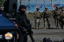 دورية لجنود الناتو بجوار وحدة شرطة كوسوفو الخاصة بالقرب من الحدود بين كوسوفو وصربيا في يارينجي في 2 أكتوبر 2021