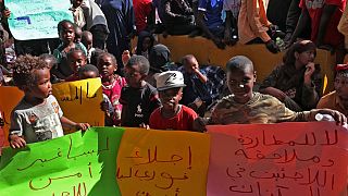 Una protesta organizzata dai migranti davanti all'ufficio dell'Agenzia ONU per i rifugiati a Tripoli, il 9 ottobre. Chiedevano di essere rimpatriati e di lasciare la Libia