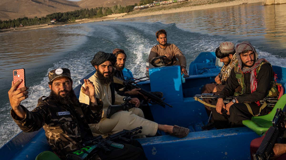Başkent Kabil'in dışındaki Qarga'da bir gölde silahlarıyla eğlenen Taliban militanları