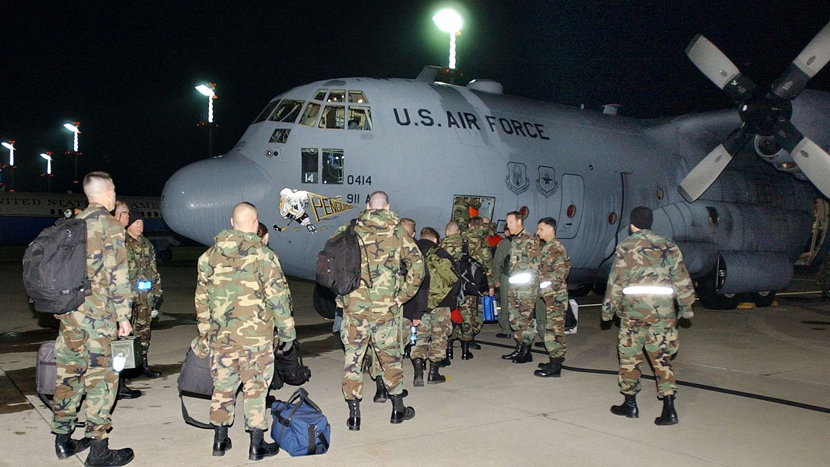 Archives : soldats américains embarquant dans un C-130 sur la base de Ramstein en Allemagne, le 22 novembre 2004