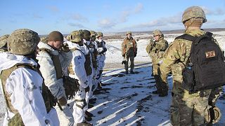 Американские инструкторы проводят тренировку украинских солдат.