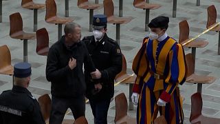 Vatikan'da Papa'ya seslenerek ayini bölen şahıs polisler tarafından kiliseden çıkartıldı