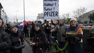 محتجون أمام مقر شركة فايزر في باريس احتجاجا على تصريح اللقاح والتطعيم